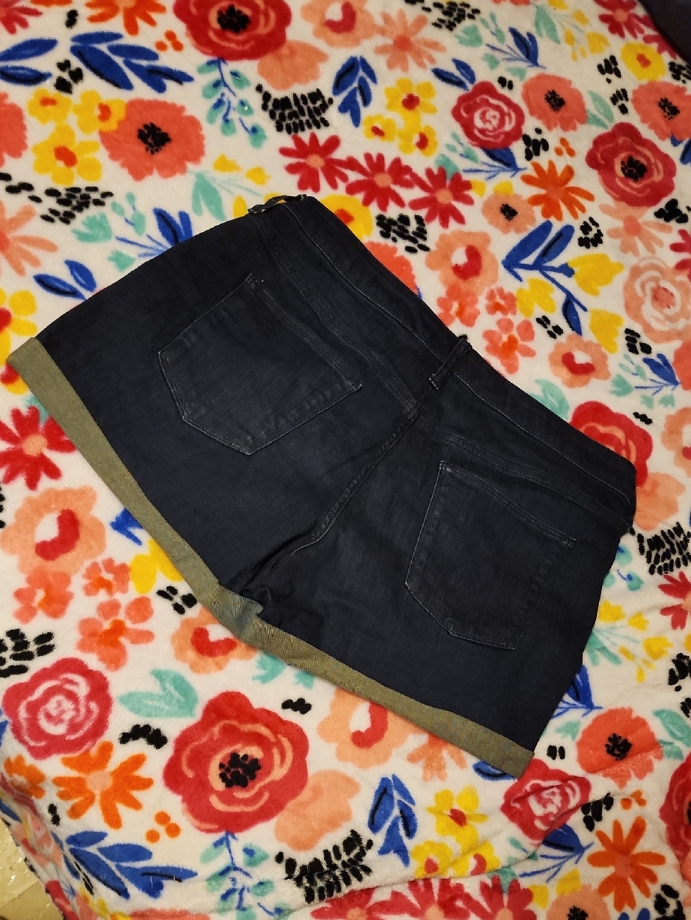 Universal Thread Shorts - Picture 2 of 4